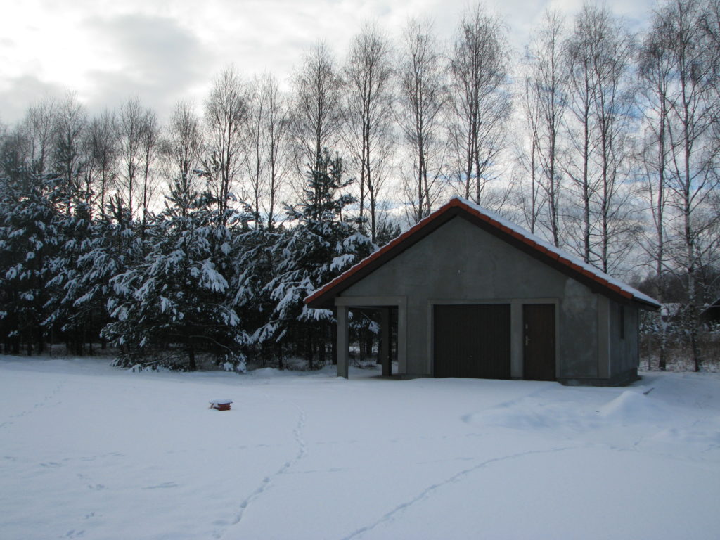 Budynek gospodarczy zimą